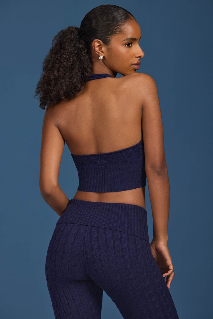 top cropped de tricô com decote halter na cor azul marinho