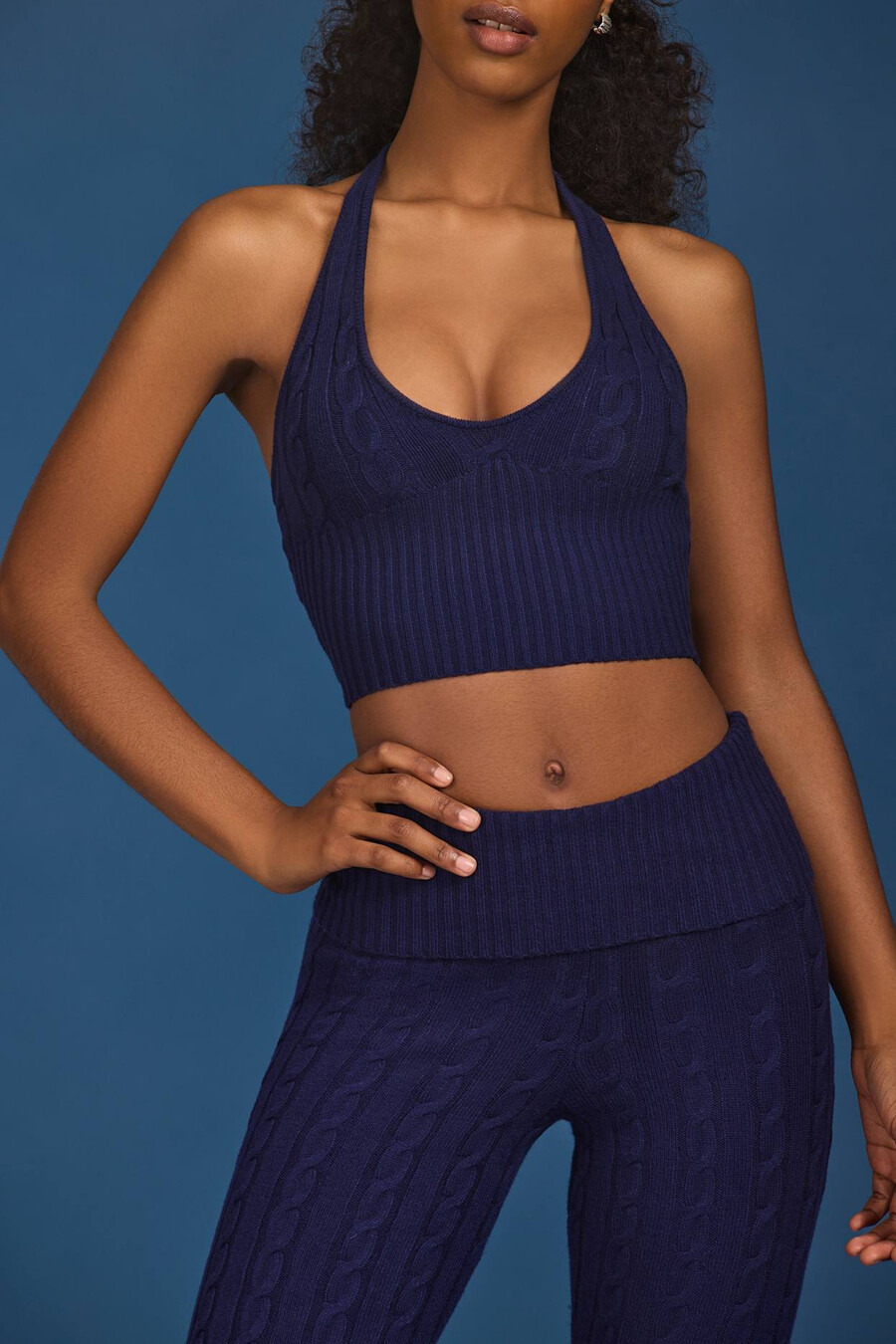 top cropped de tricô com decote halter na cor azul marinho