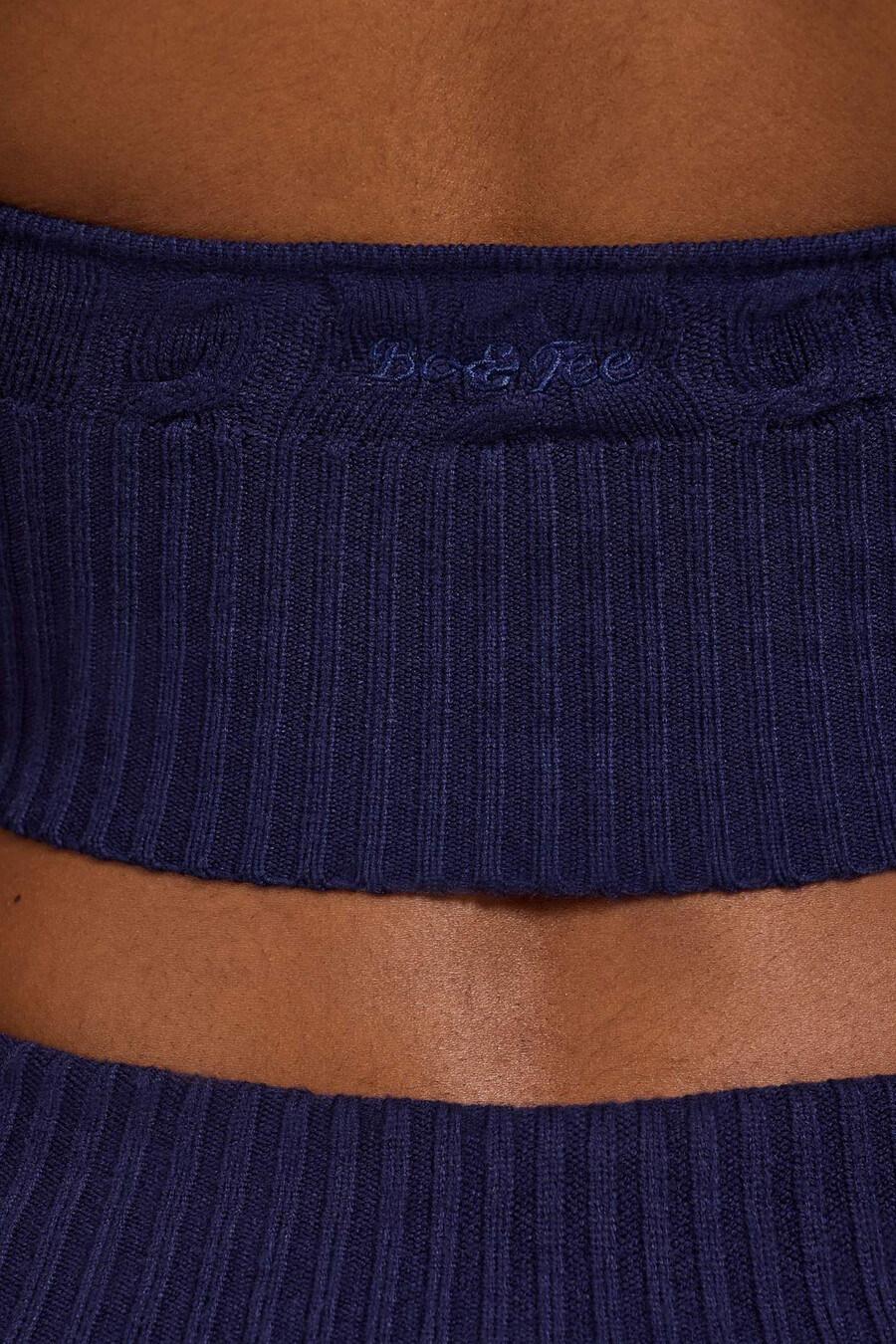 top cropped de tricô com decote halter na cor azul marinho
