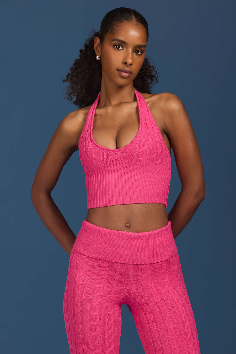 top cropped de tricô com decote halter em rosa pink