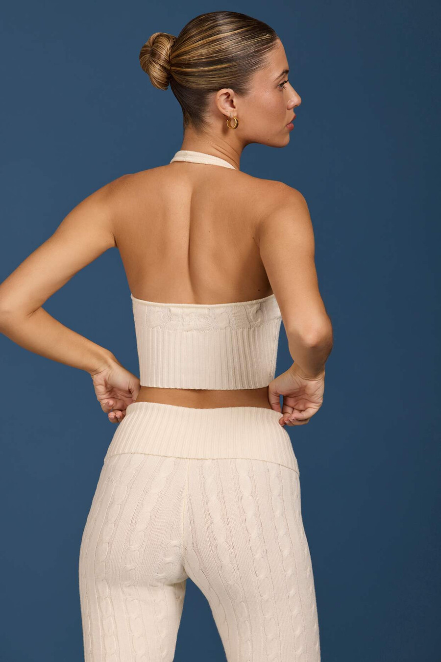 top cropped de tricô com decote halter na cor creme