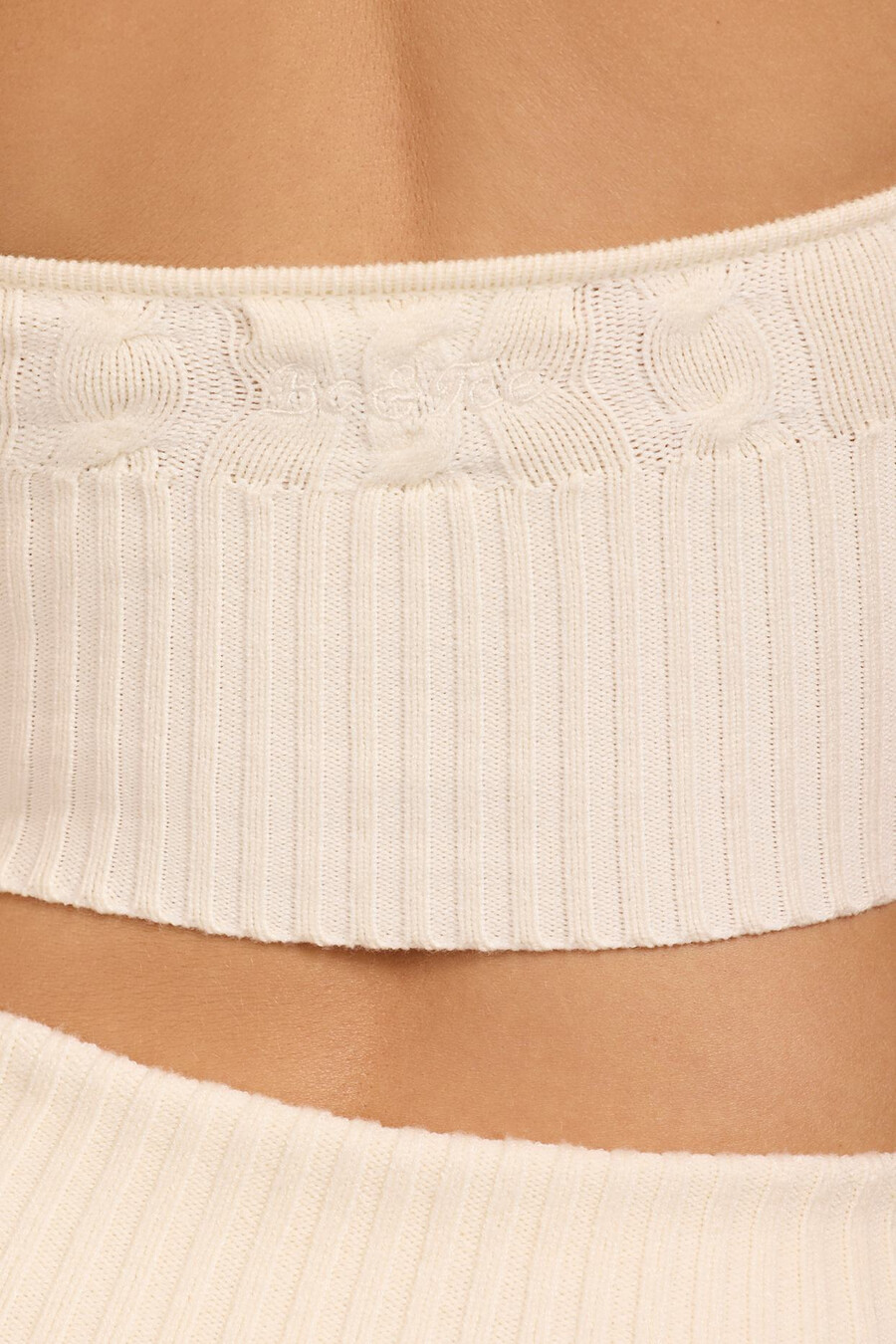 top cropped de tricô com decote halter na cor creme