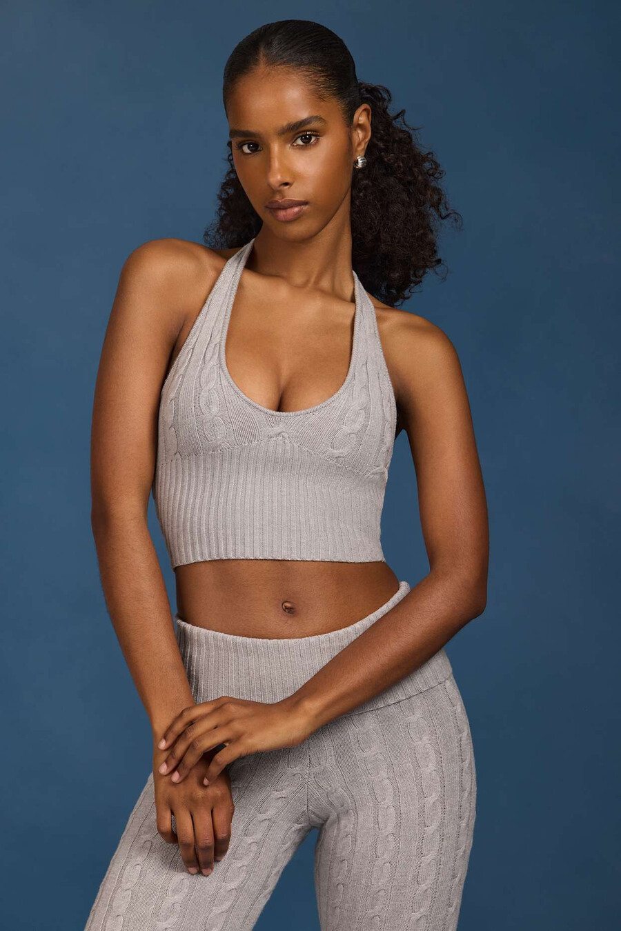 top cropped de tricô com decote halter em cinza mesclado