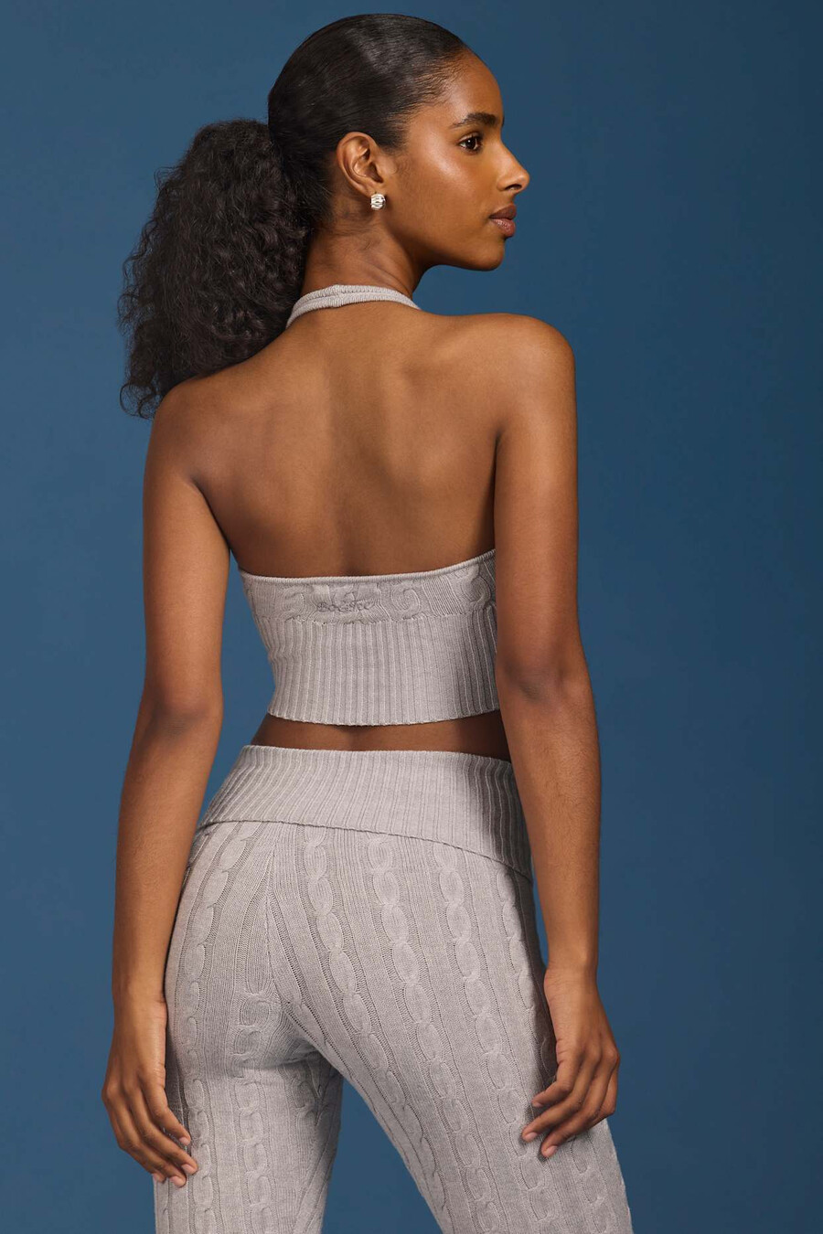 top cropped de tricô com decote halter em cinza mesclado