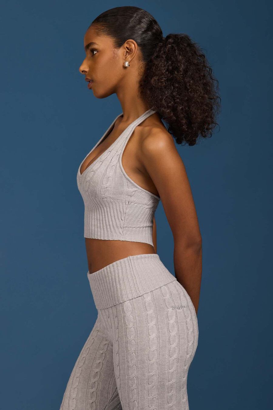 top cropped de tricô com decote halter em cinza mesclado