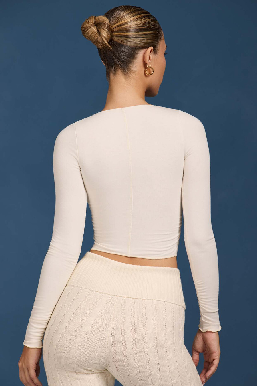 top cropped franzido de manga comprida na cor creme.