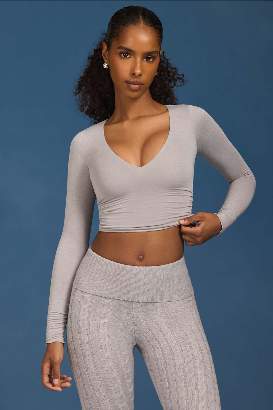 top cropped de manga comprida franzido na cor cinza