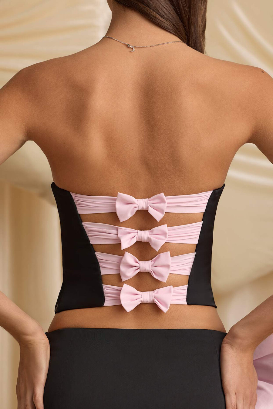 top corset com detalhe de laço recortado na cor preta