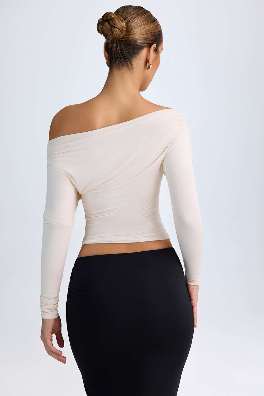 blusa modal de um ombro só com franzido na cor marfim