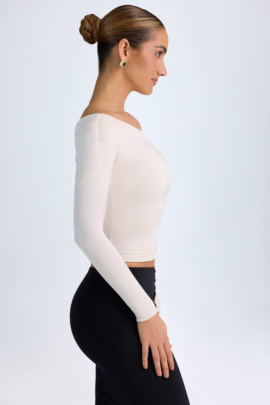 blusa modal de um ombro só com franzido na cor marfim