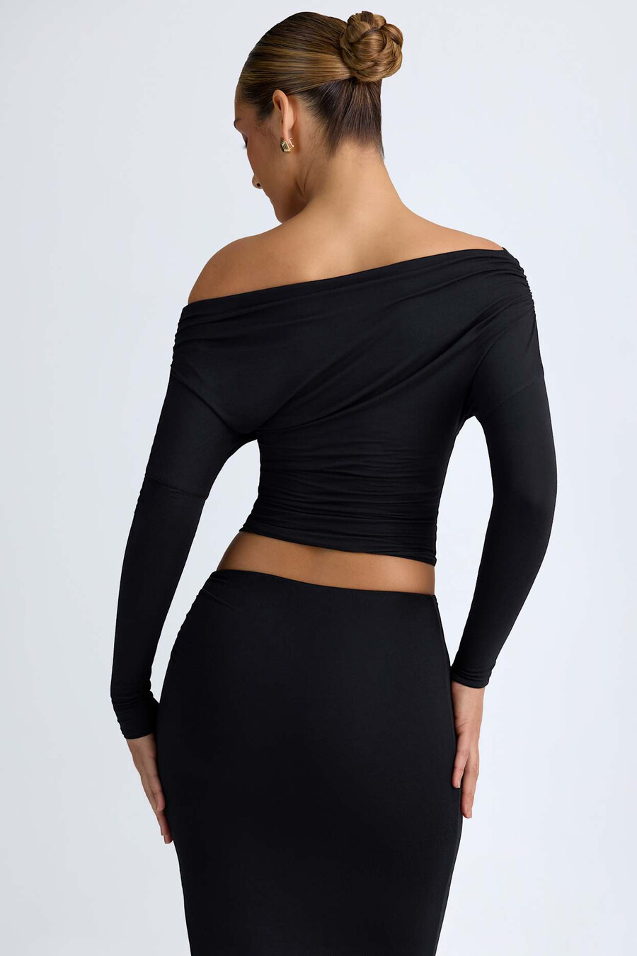 blusa modal de um ombro só com franzido na cor preta.