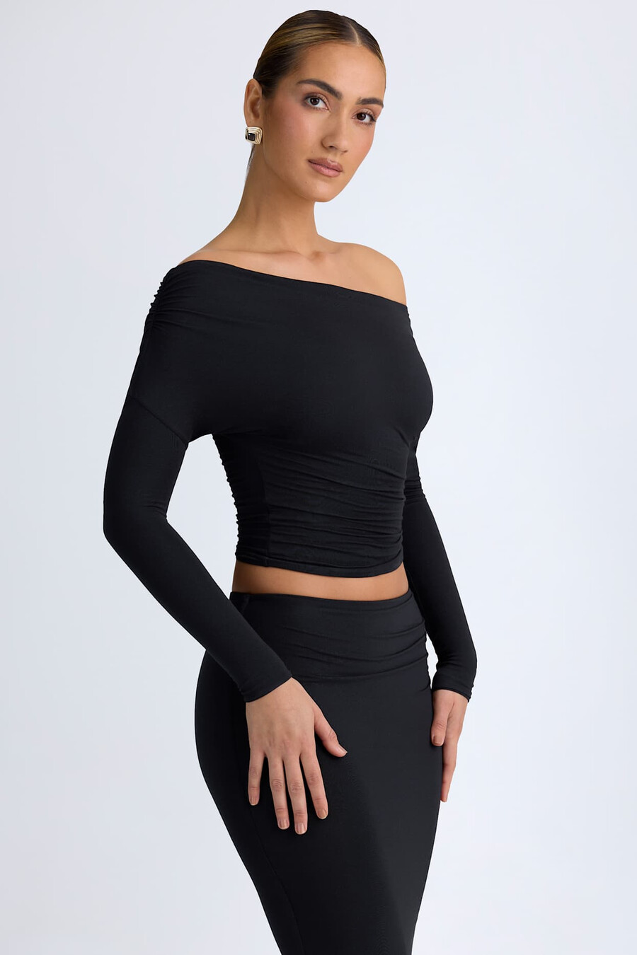 blusa modal de um ombro só com franzido na cor preta.