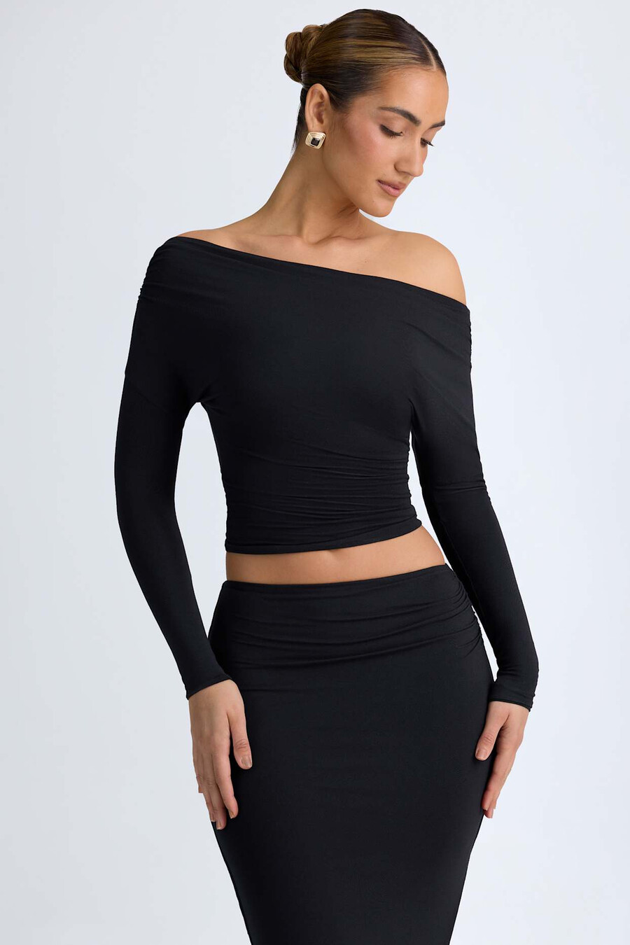 blusa modal de um ombro só com franzido na cor preta.