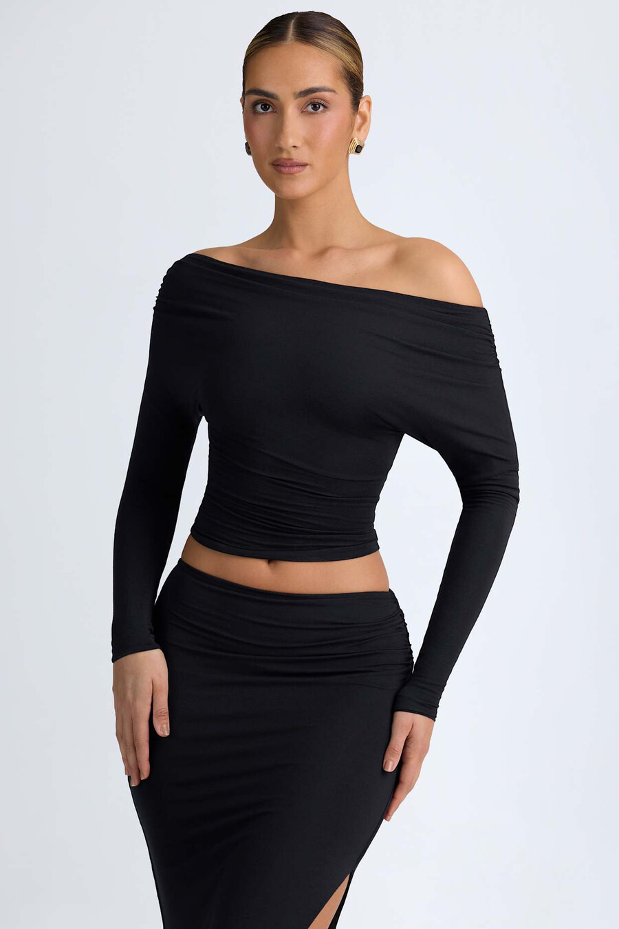 blusa modal de um ombro só com franzido na cor preta.