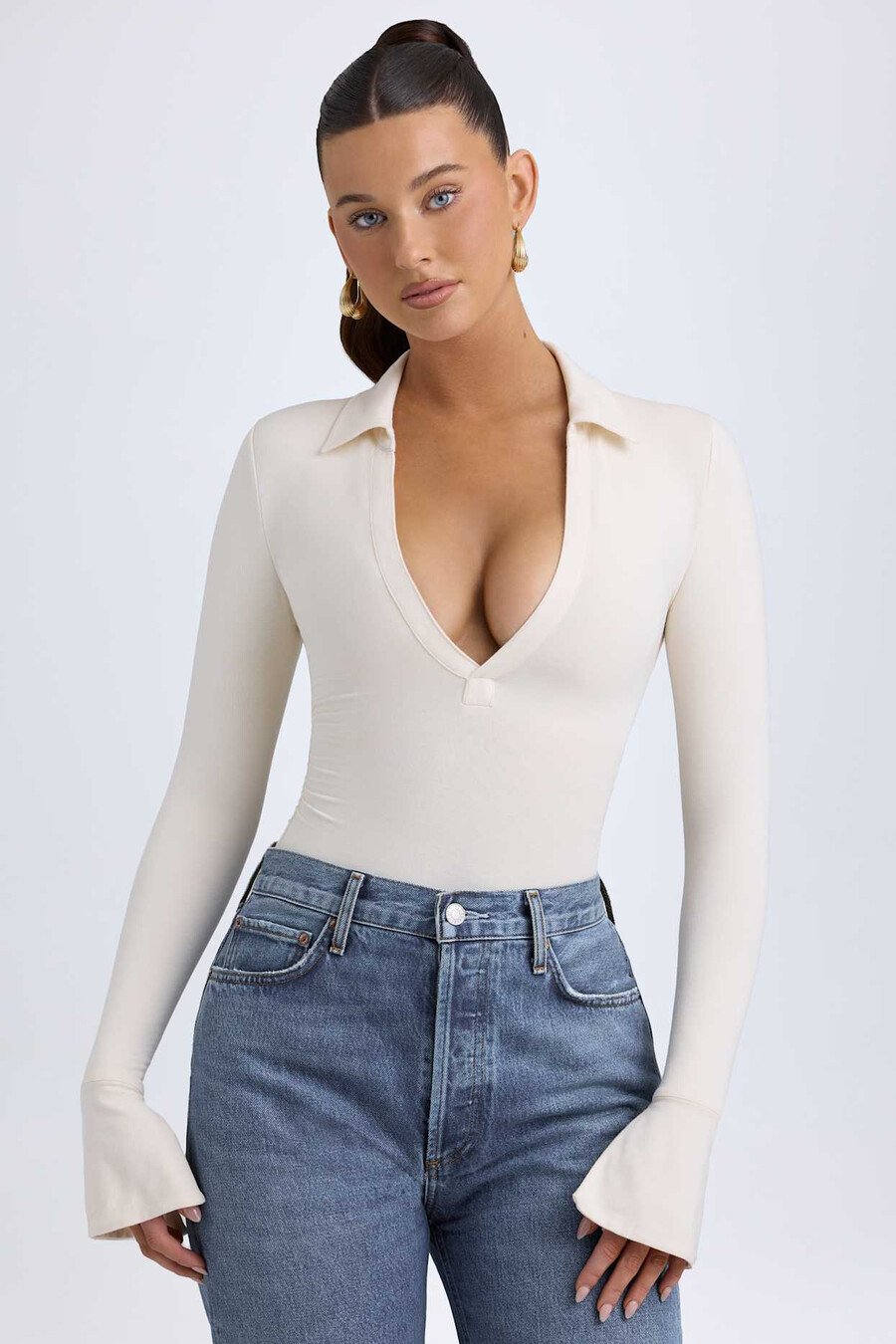 body de modal com decote em v profundo na cor marfim