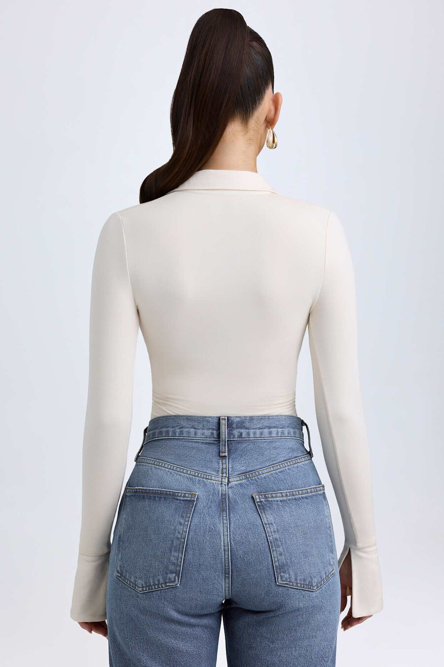 body de modal com decote em v profundo na cor marfim