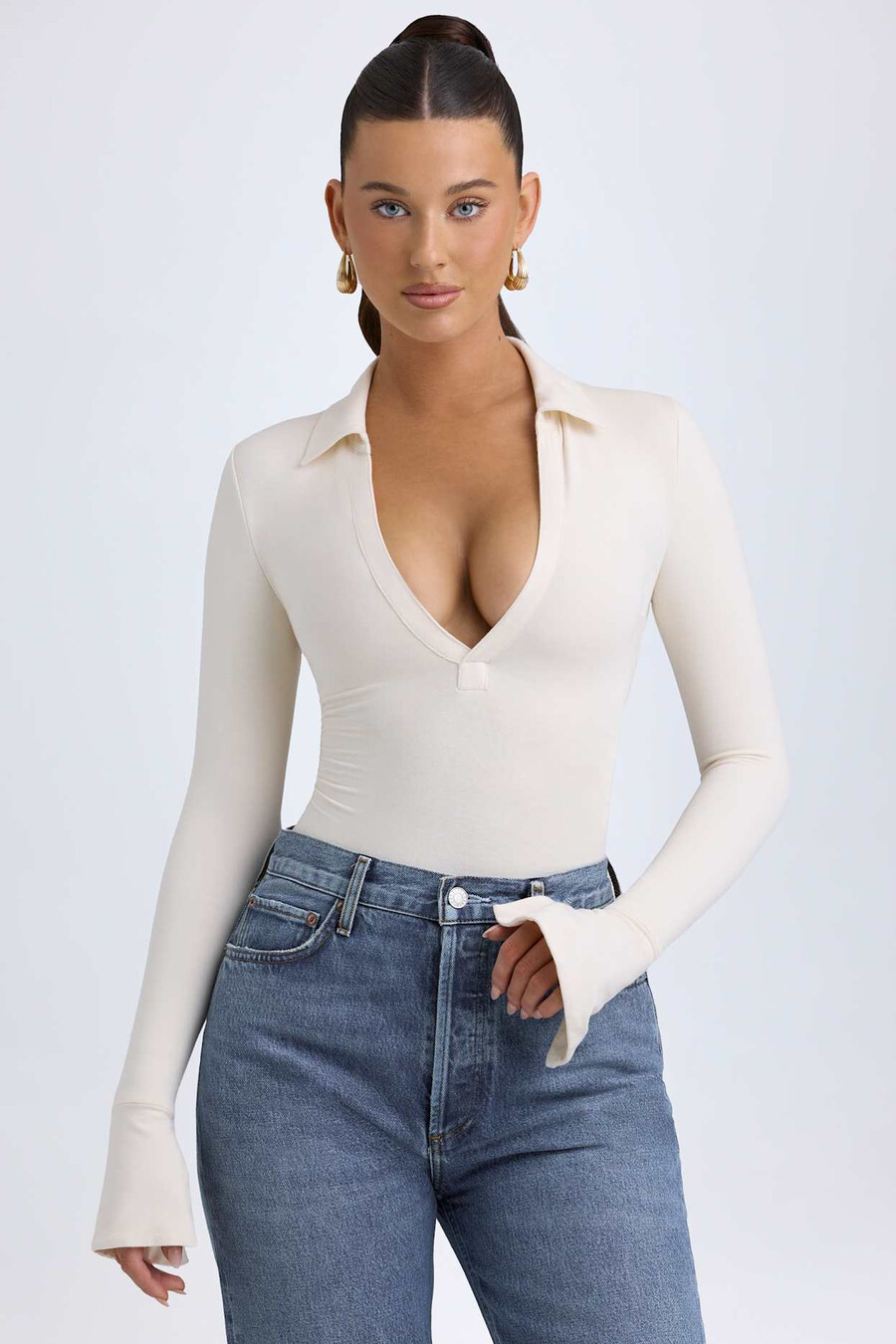 body de modal com decote em v profundo na cor marfim