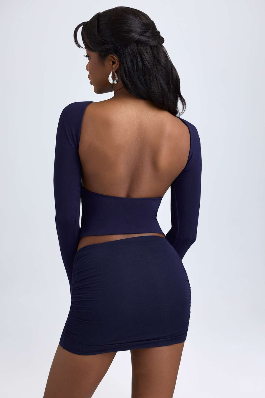 blusa modal de gola alta e costas abertas na cor azul marinho.