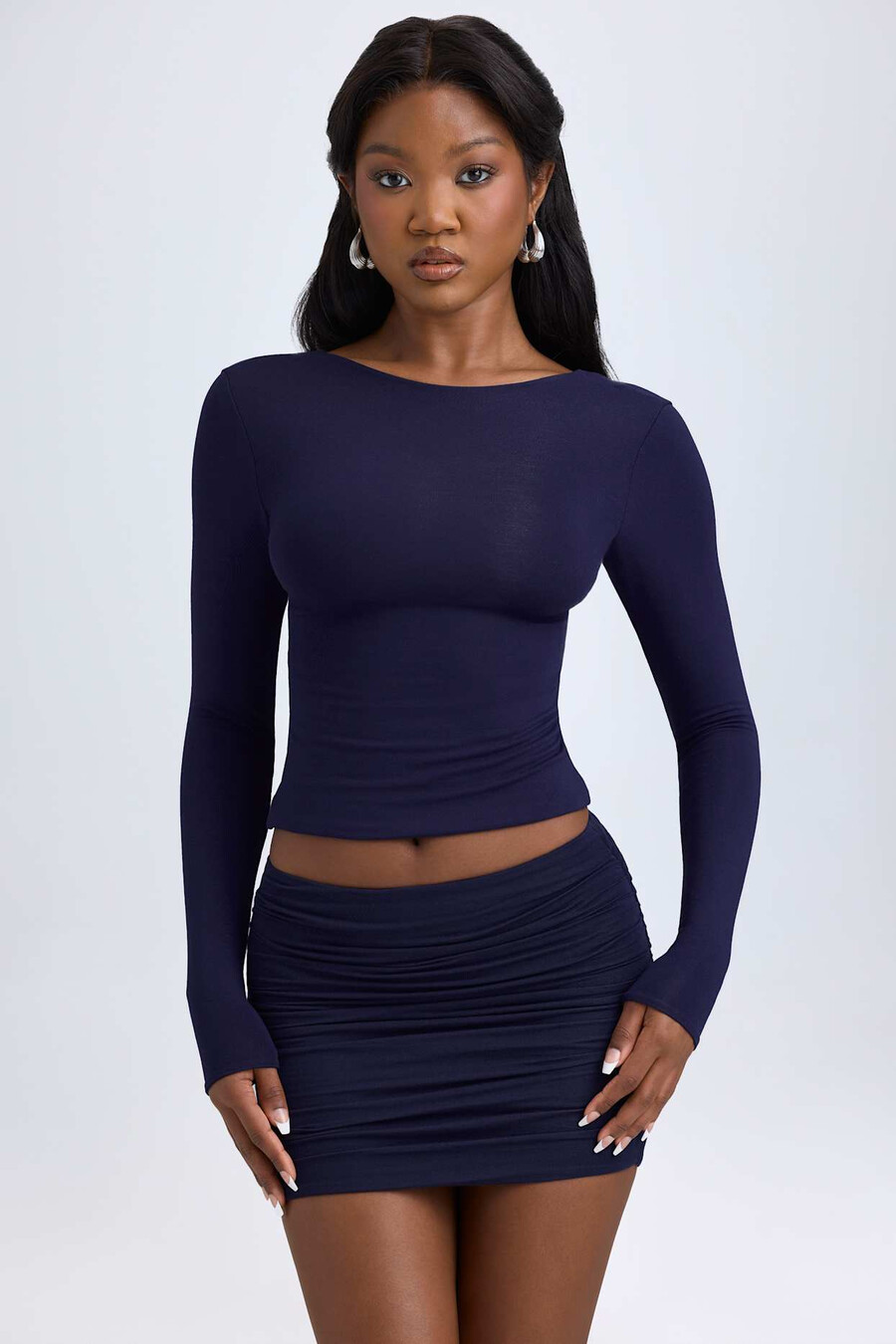 blusa modal de gola alta e costas abertas na cor azul marinho.