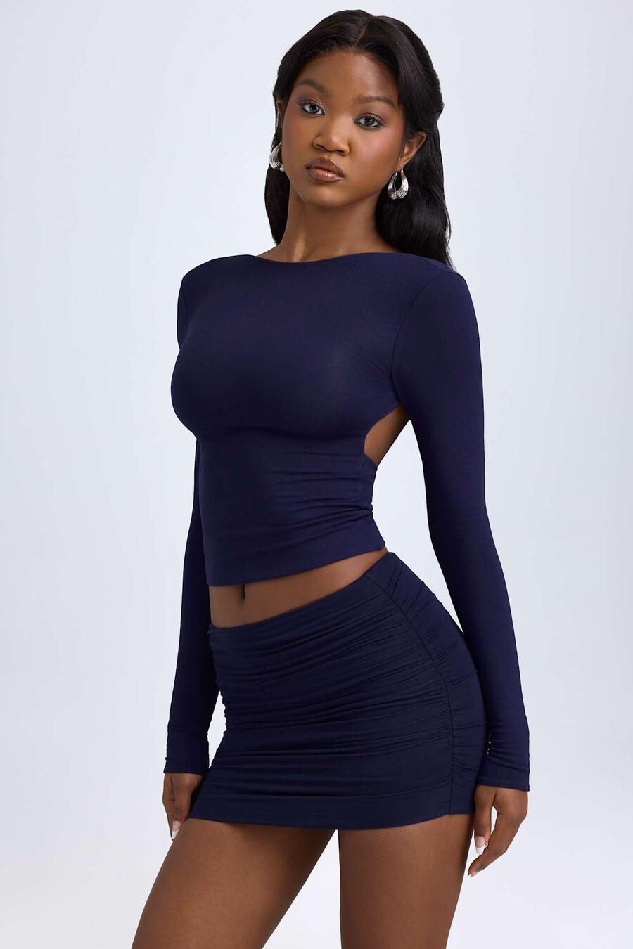 blusa modal de gola alta e costas abertas na cor azul marinho.