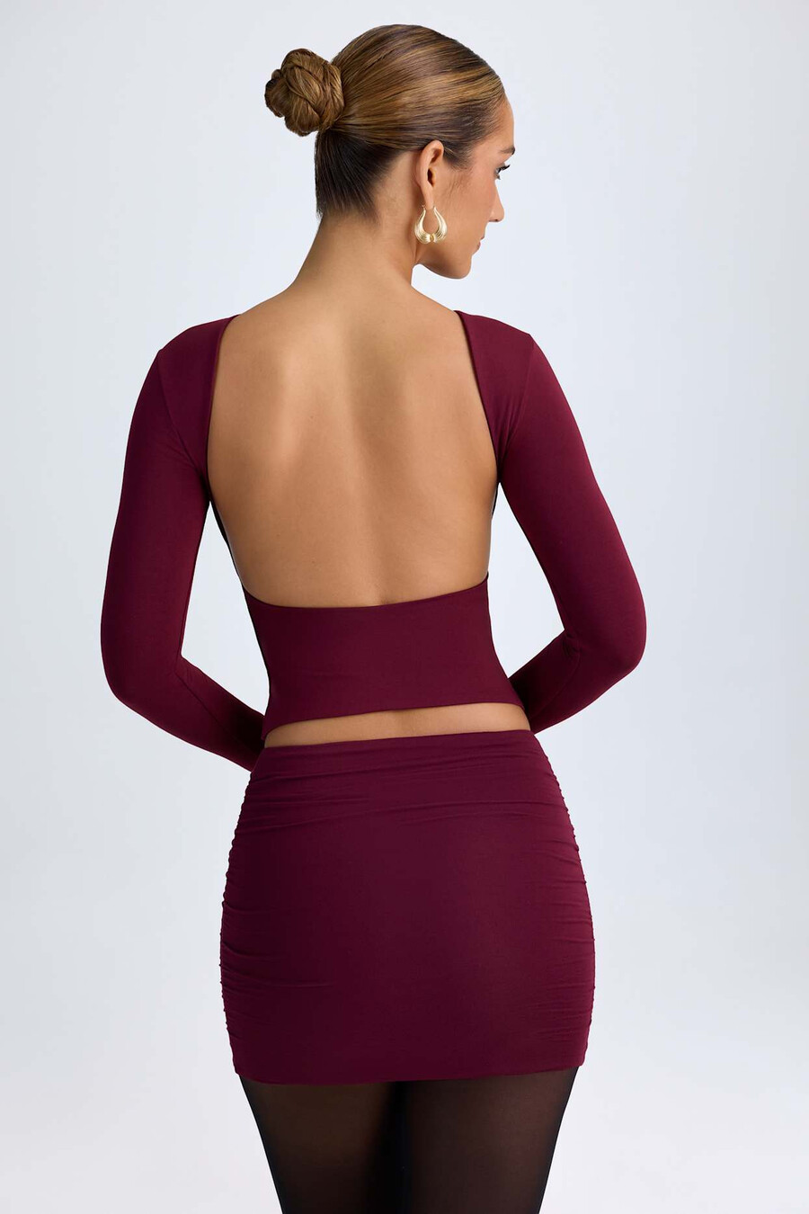 blusa modal de gola alta e costas abertas na cor vermelho vinho