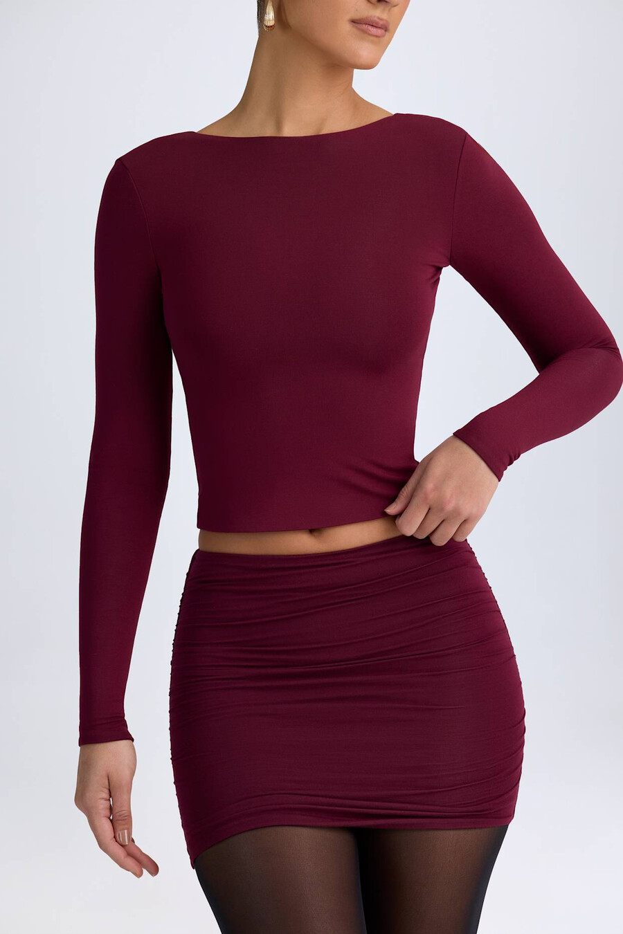 blusa modal de gola alta e costas abertas na cor vermelho vinho