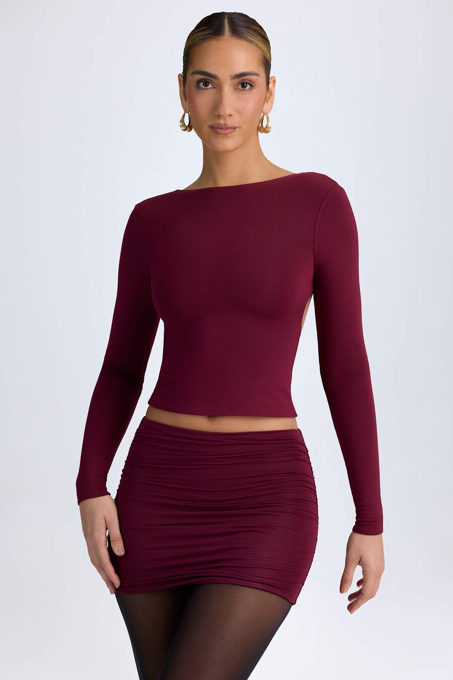 blusa modal de gola alta e costas abertas na cor vermelho vinho