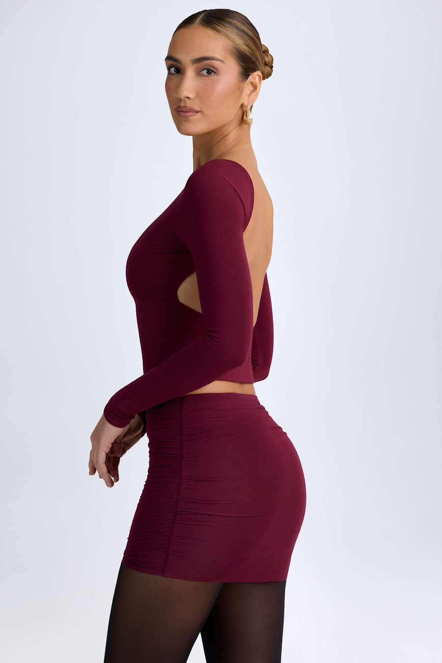 blusa modal de gola alta e costas abertas na cor vermelho vinho