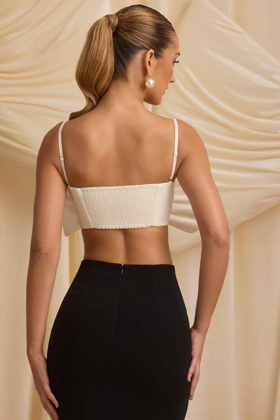 top cropped sem alças com laço na cor marfim