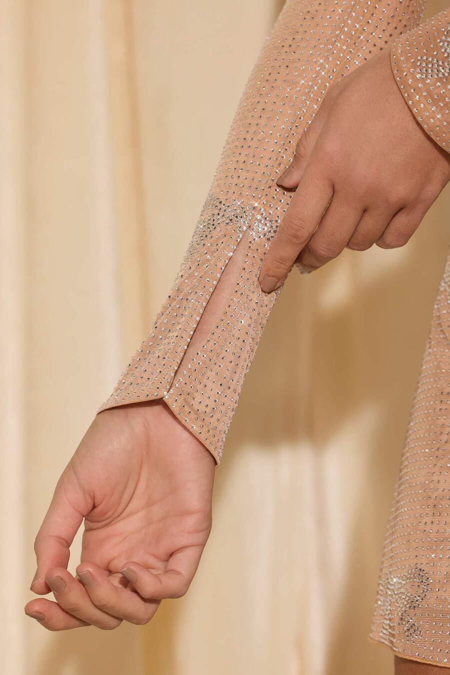 blusa com detalhe de laço bordado na cor amêndoa