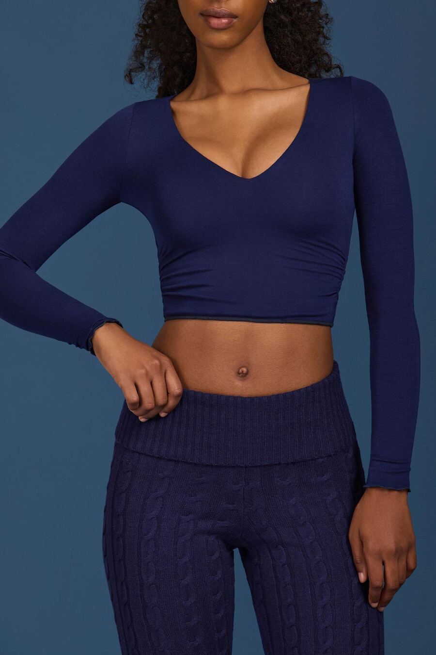 top cropped de manga comprida franzido na cor azul marinho
