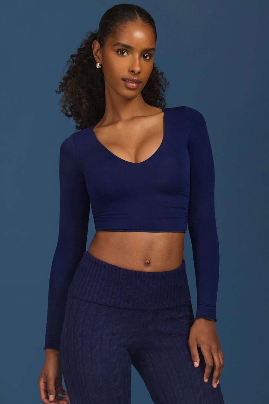 top cropped de manga comprida franzido na cor azul marinho