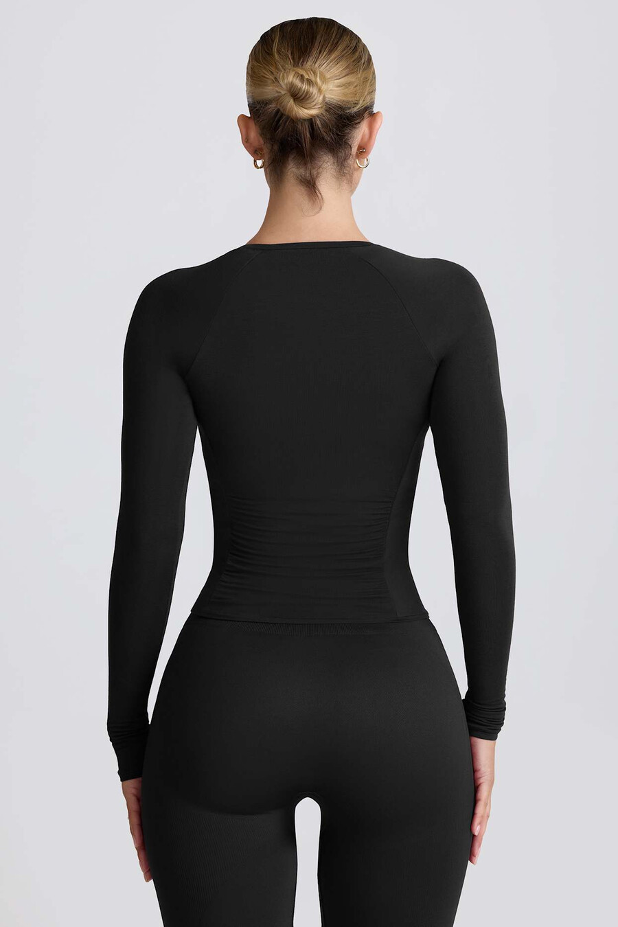 blusa de manga comprida franzida em tencel modal na cor preta.