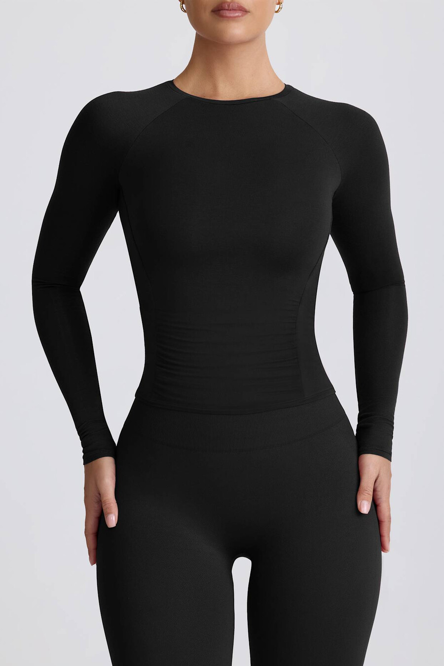 blusa de manga comprida franzida em tencel modal na cor preta.