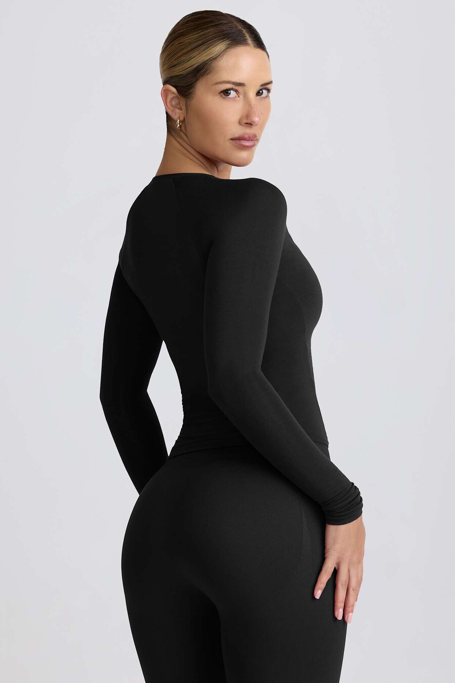 blusa de manga comprida franzida em tencel modal na cor preta.