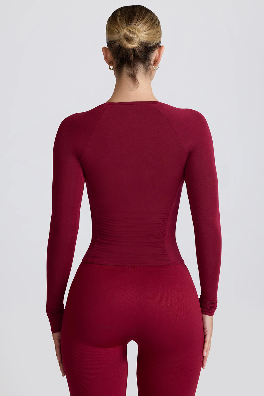 blusa de manga comprida franzida em tencel modal na cor bordô
