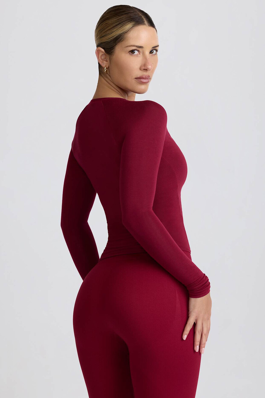 blusa de manga comprida franzida em tencel modal na cor bordô