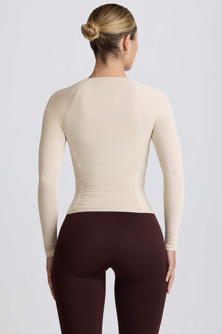 blusa de manga comprida franzida em tencel modal na cor osso