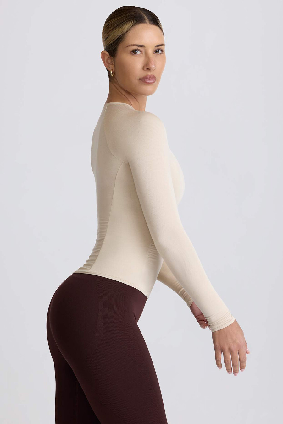 blusa de manga comprida franzida em tencel modal na cor osso