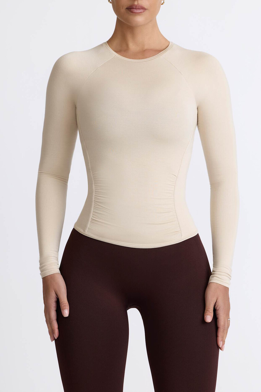 blusa de manga comprida franzida em tencel modal na cor osso