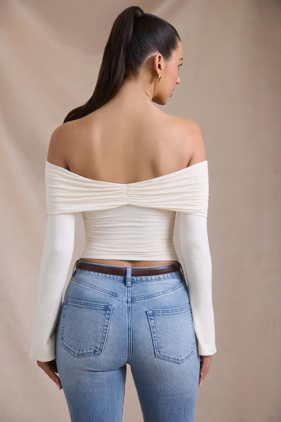 blusa ombro a ombro franzida em mistura de modal e cashmere na cor marfim.