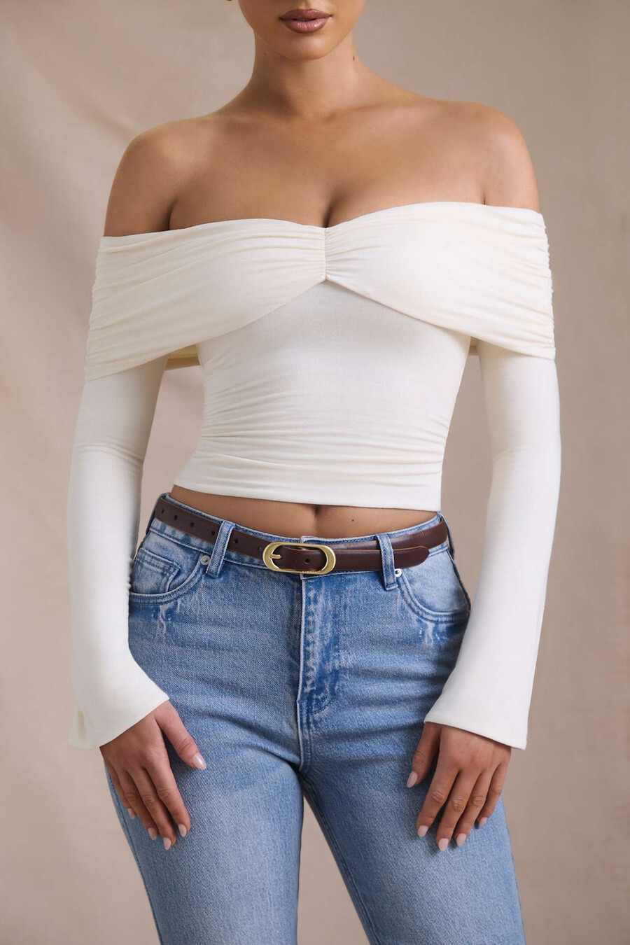 blusa ombro a ombro franzida em mistura de modal e cashmere na cor marfim.