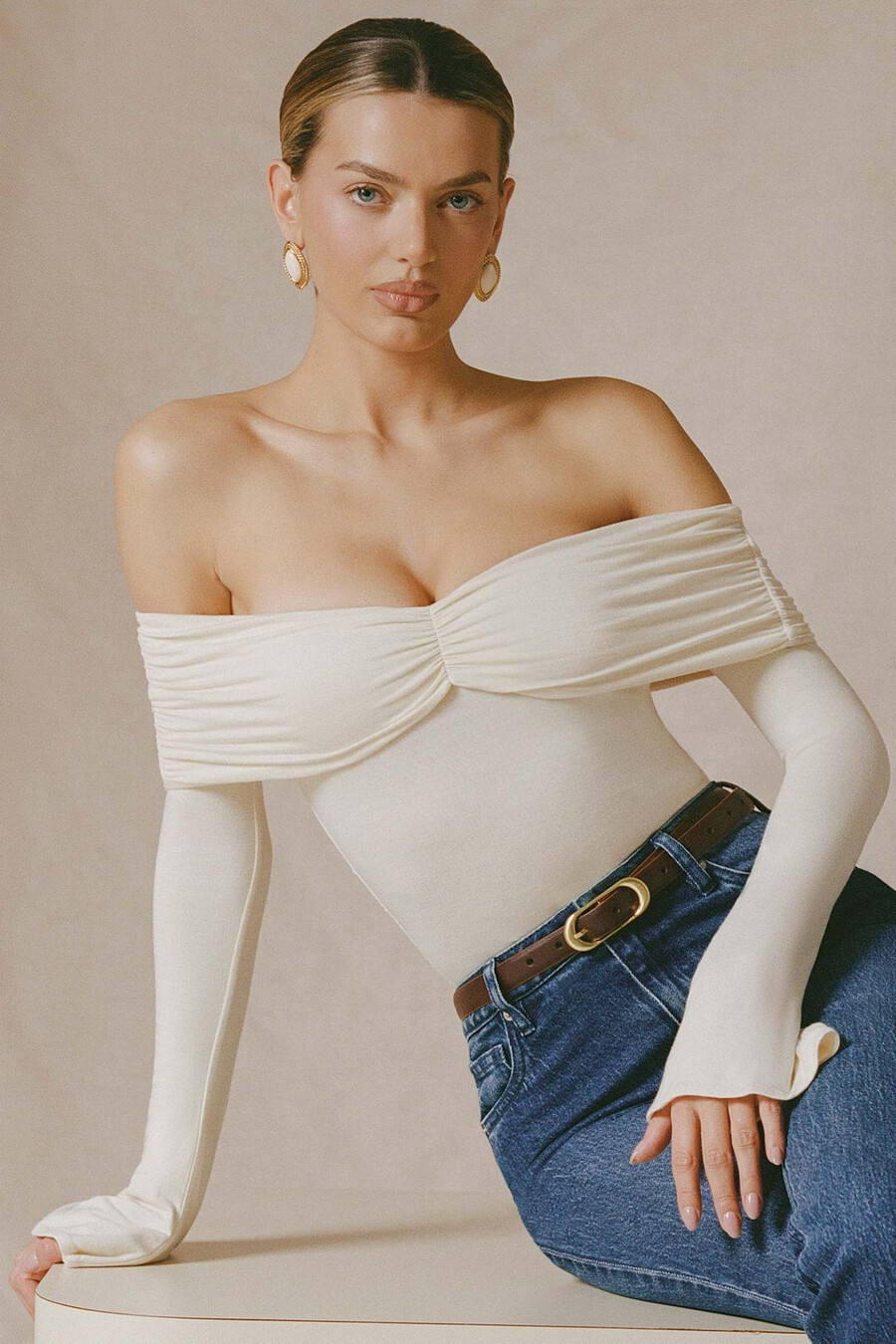 blusa ombro a ombro franzida em mistura de modal e cashmere na cor marfim.