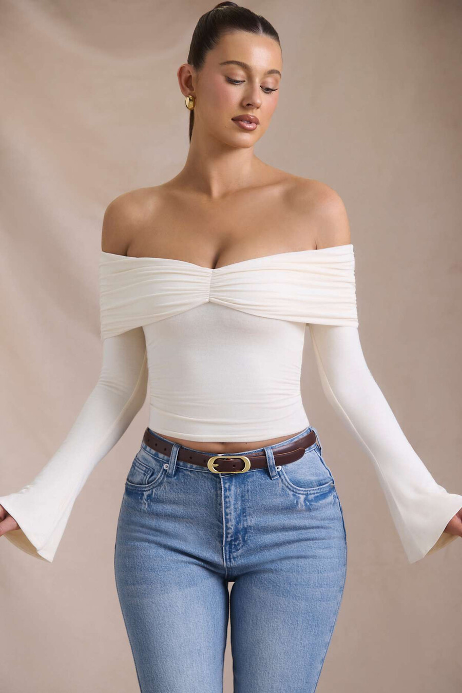 blusa ombro a ombro franzida em mistura de modal e cashmere na cor marfim.