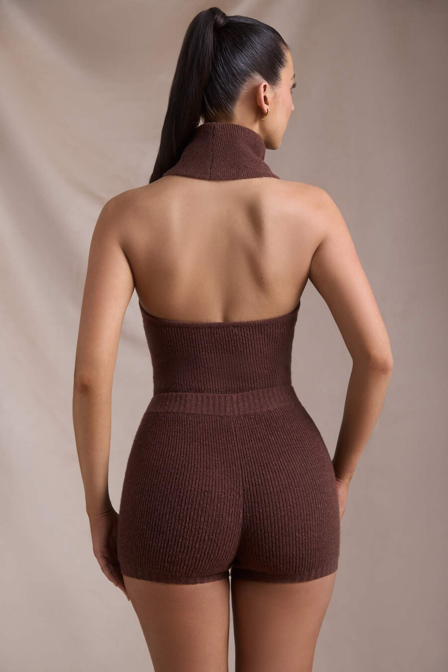 blusa de gola alta canelada sem costas na cor café expresso.