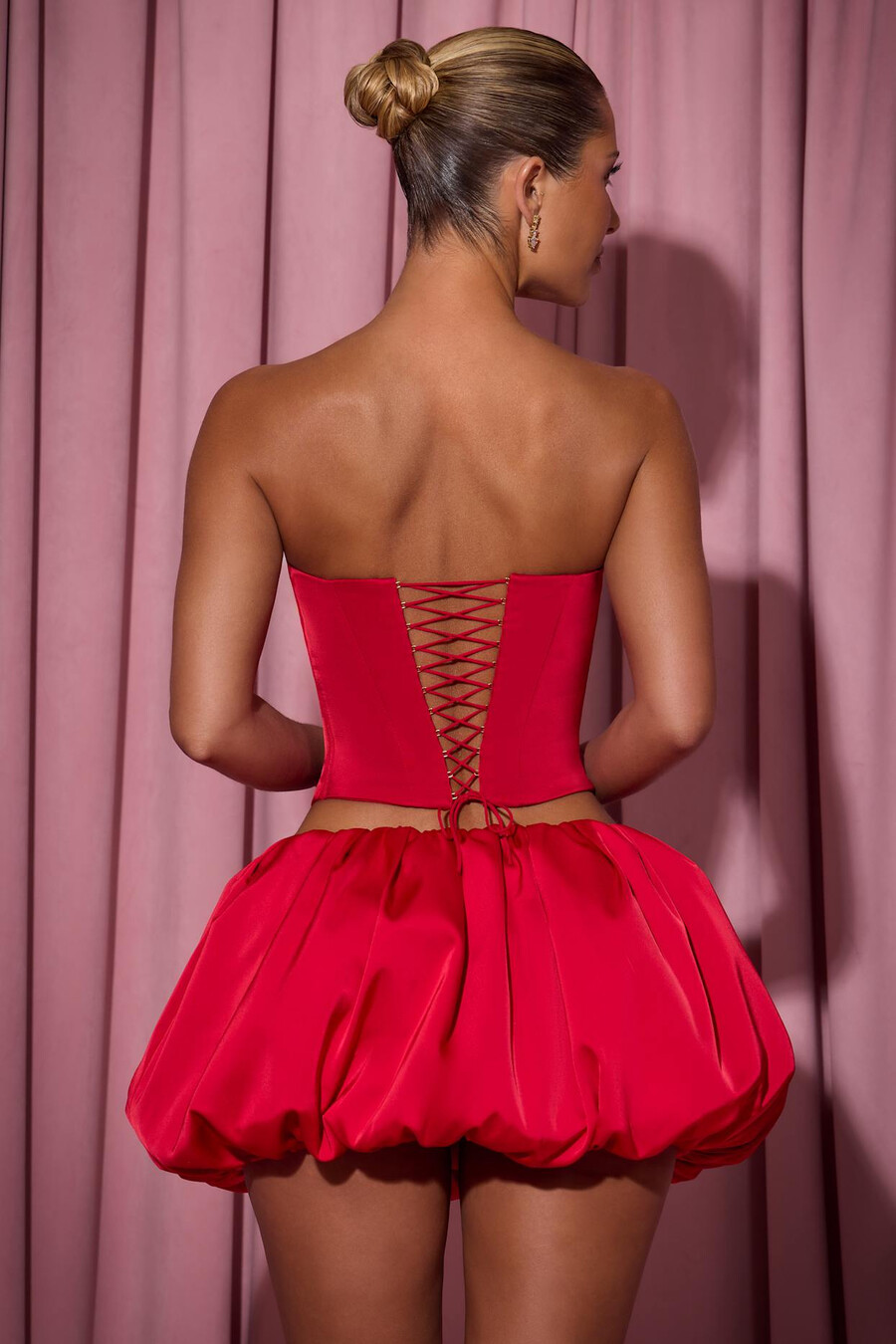 top corset tomara que caia com recorte em formato de coração bordado na cor vermelha.