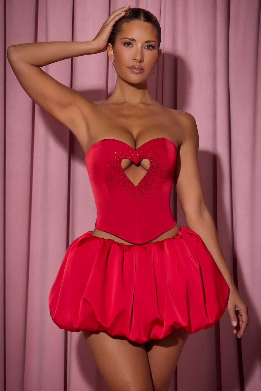 top corset tomara que caia com recorte em formato de coração bordado na cor vermelha.
