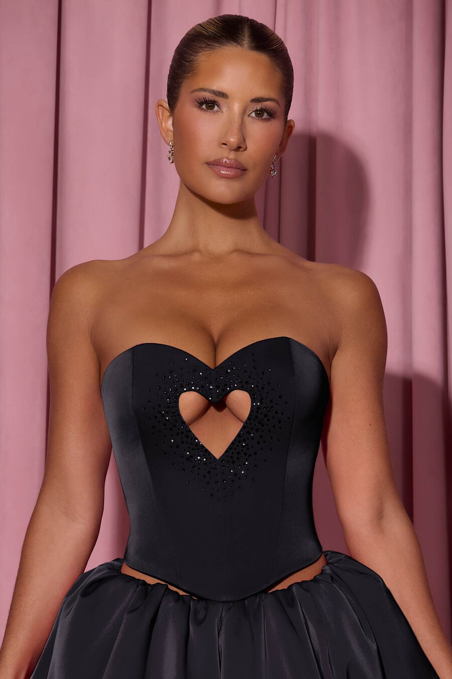 top corset tomara que caia com recorte em formato de coração bordado na cor preta.