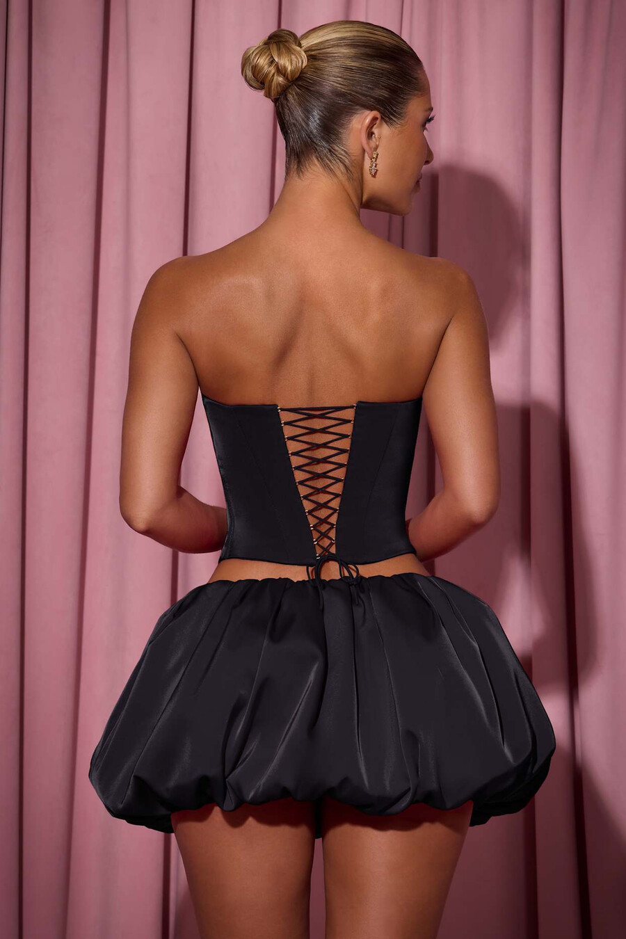 top corset tomara que caia com recorte em formato de coração bordado na cor preta.