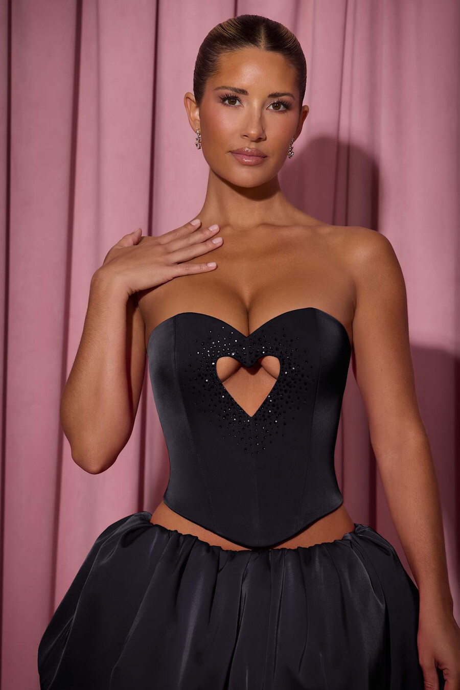top corset tomara que caia com recorte em formato de coração bordado na cor preta.